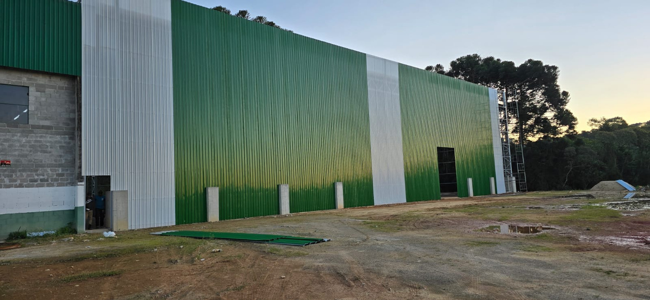 Galpão industrial com fechamento em telhas verdes e brancas executado pela MWL em Campo Largo/PR